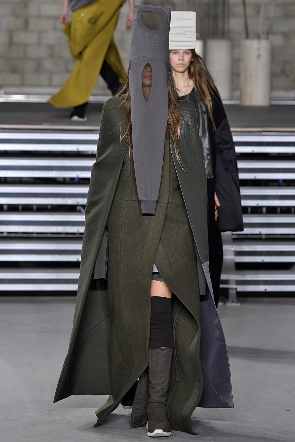 Fashion Week Paris Fall/Winter 2017 look 17 from the Rick Owens collection 女装