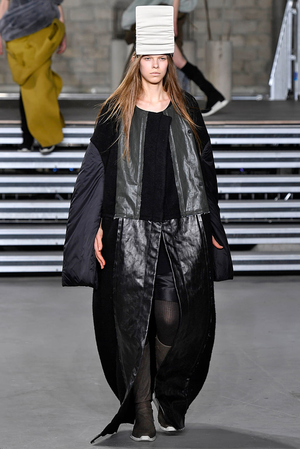 Fashion Week Paris Fall/Winter 2017 look 18 from the Rick Owens collection womenswear