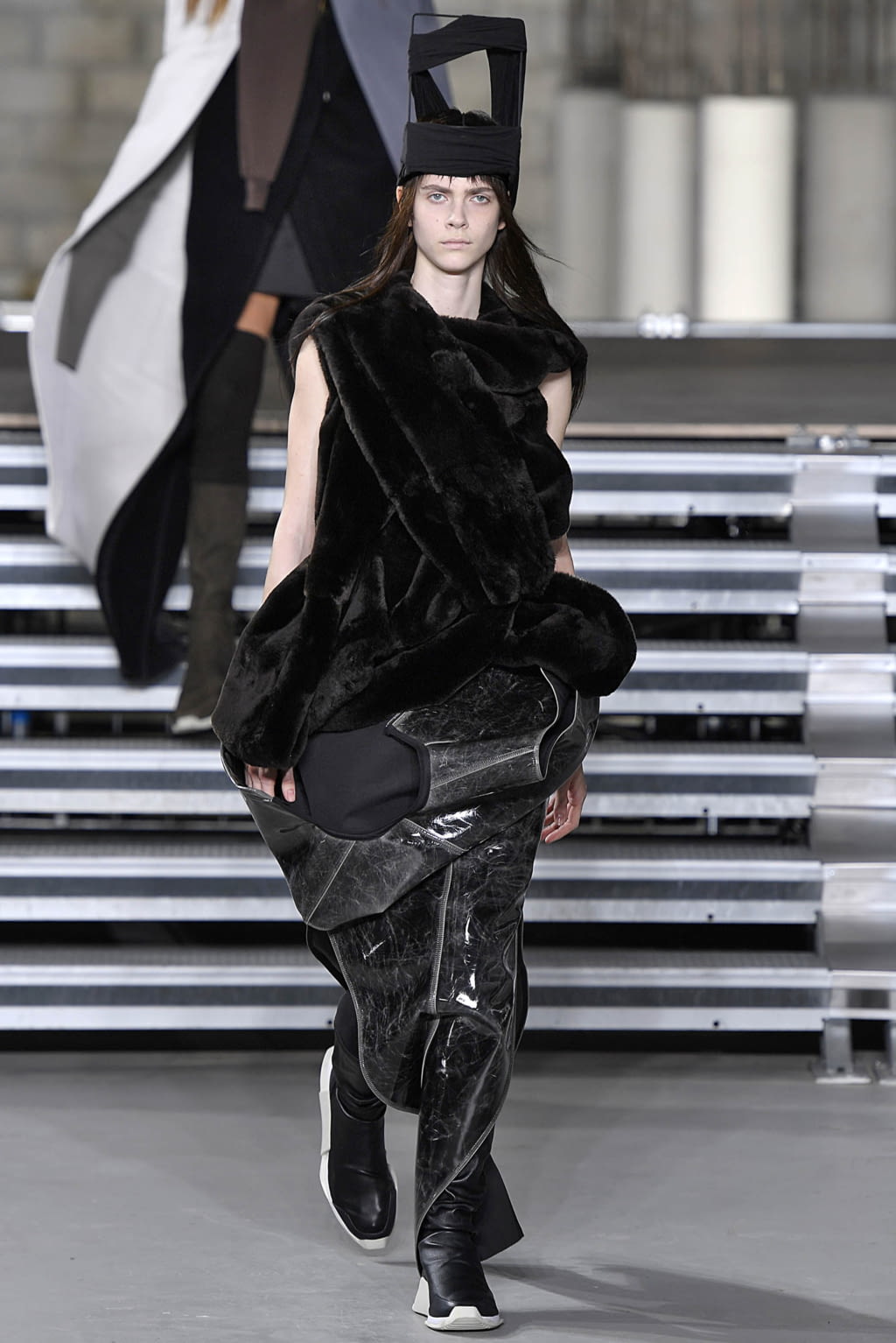 Fashion Week Paris Fall/Winter 2017 look 21 from the Rick Owens collection womenswear