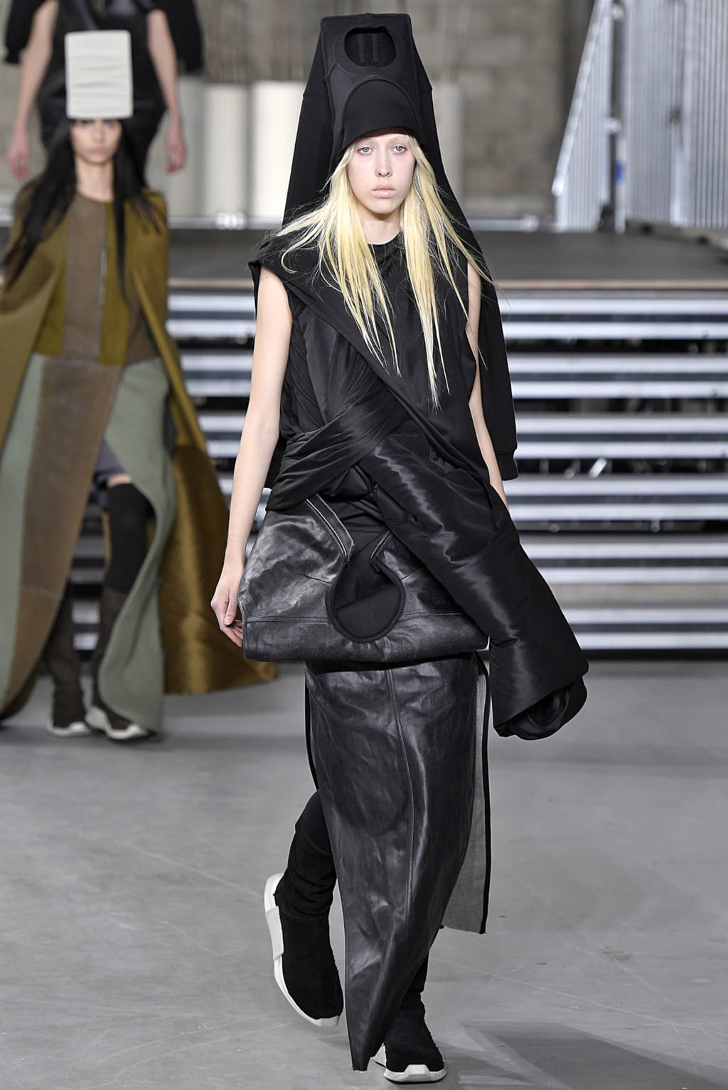 Fashion Week Paris Fall/Winter 2017 look 24 from the Rick Owens collection womenswear
