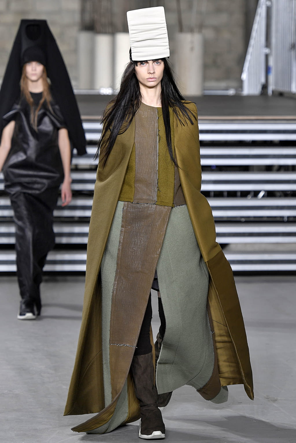 Fashion Week Paris Fall/Winter 2017 look 25 from the Rick Owens collection 女装