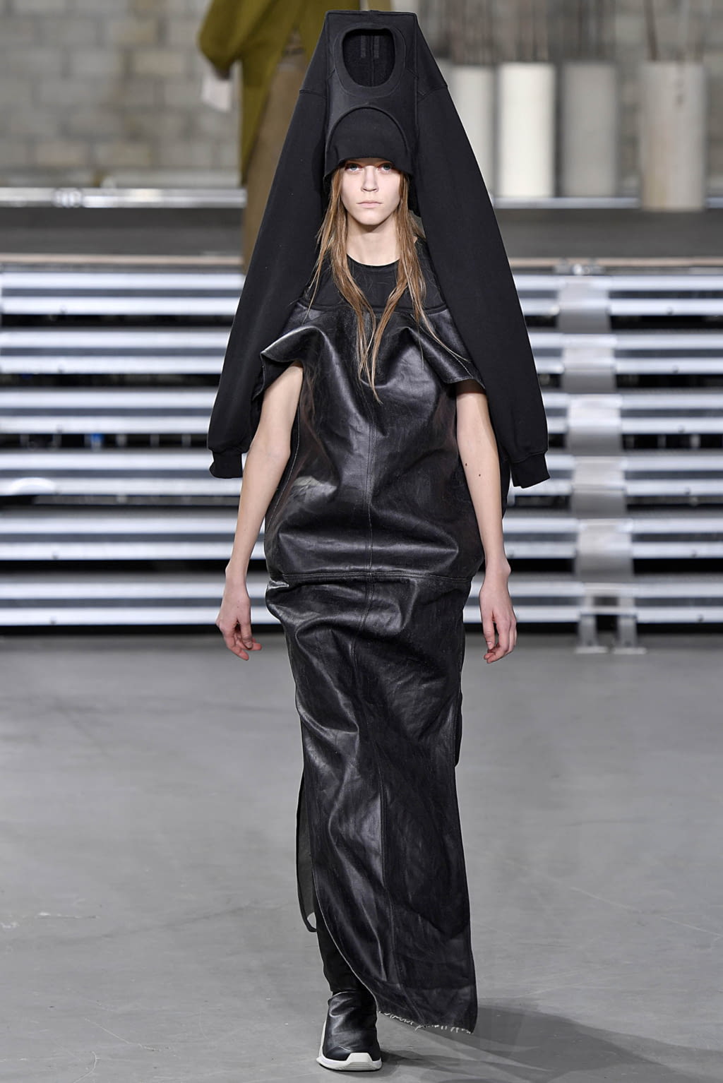 Fashion Week Paris Fall/Winter 2017 look 26 from the Rick Owens collection womenswear