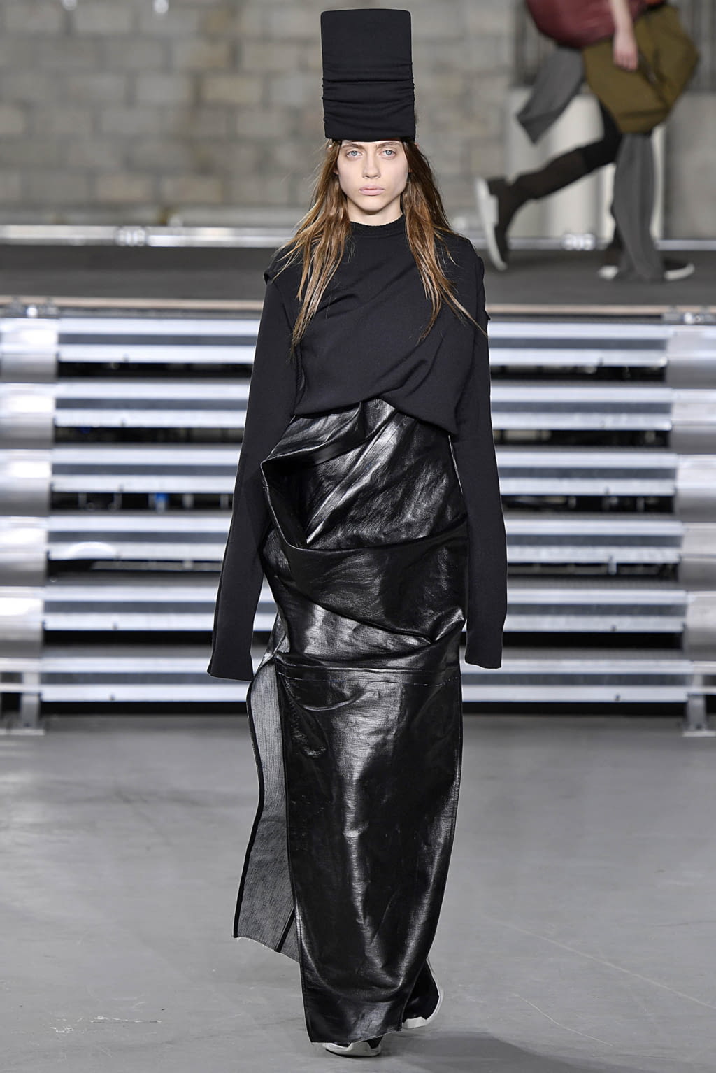Fashion Week Paris Fall/Winter 2017 look 28 from the Rick Owens collection womenswear