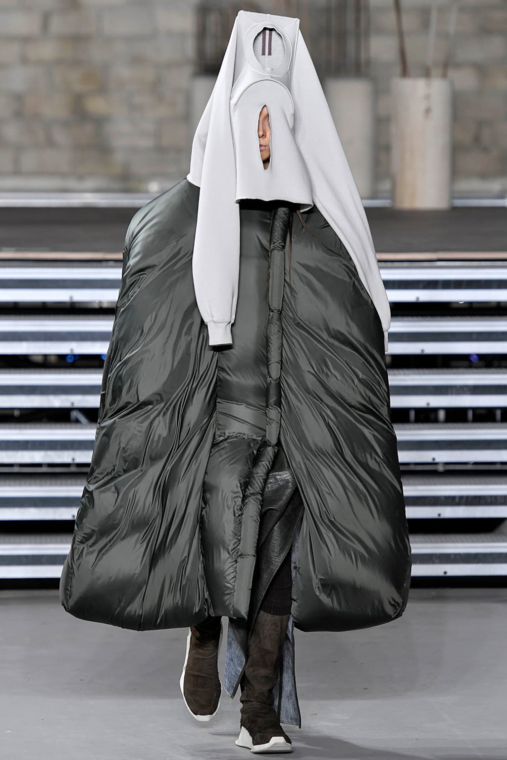 Fashion Week Paris Fall/Winter 2017 look 30 from the Rick Owens collection 女装