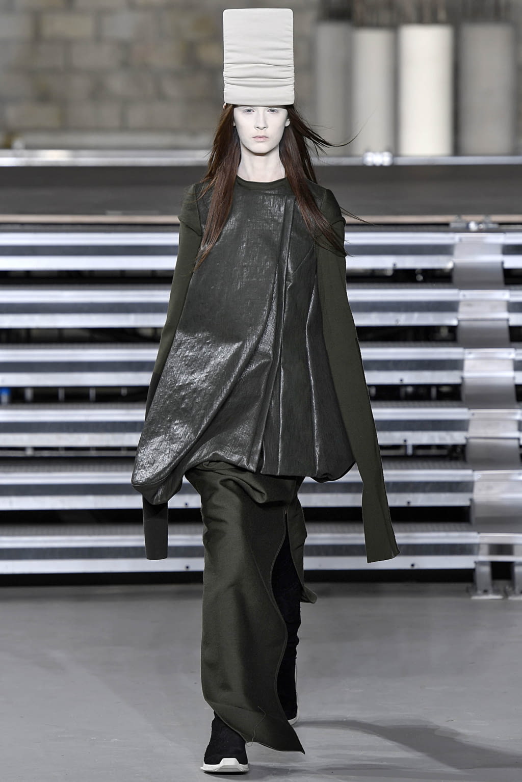 Fashion Week Paris Fall/Winter 2017 look 34 from the Rick Owens collection 女装