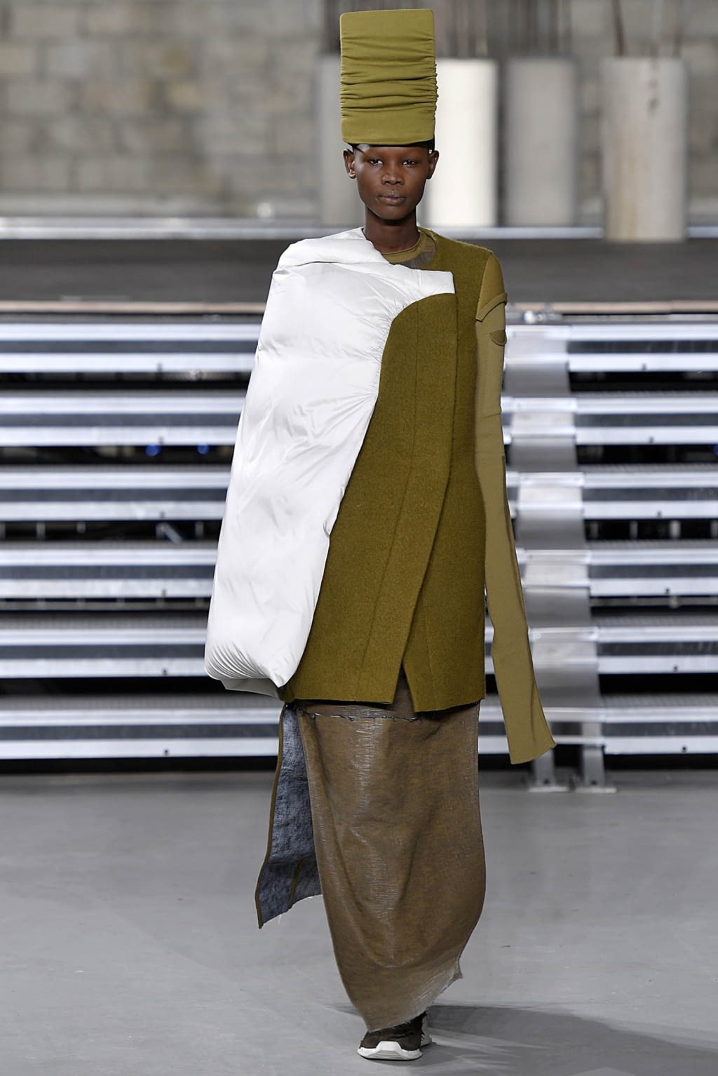 Fashion Week Paris Fall/Winter 2017 look 36 from the Rick Owens collection 女装