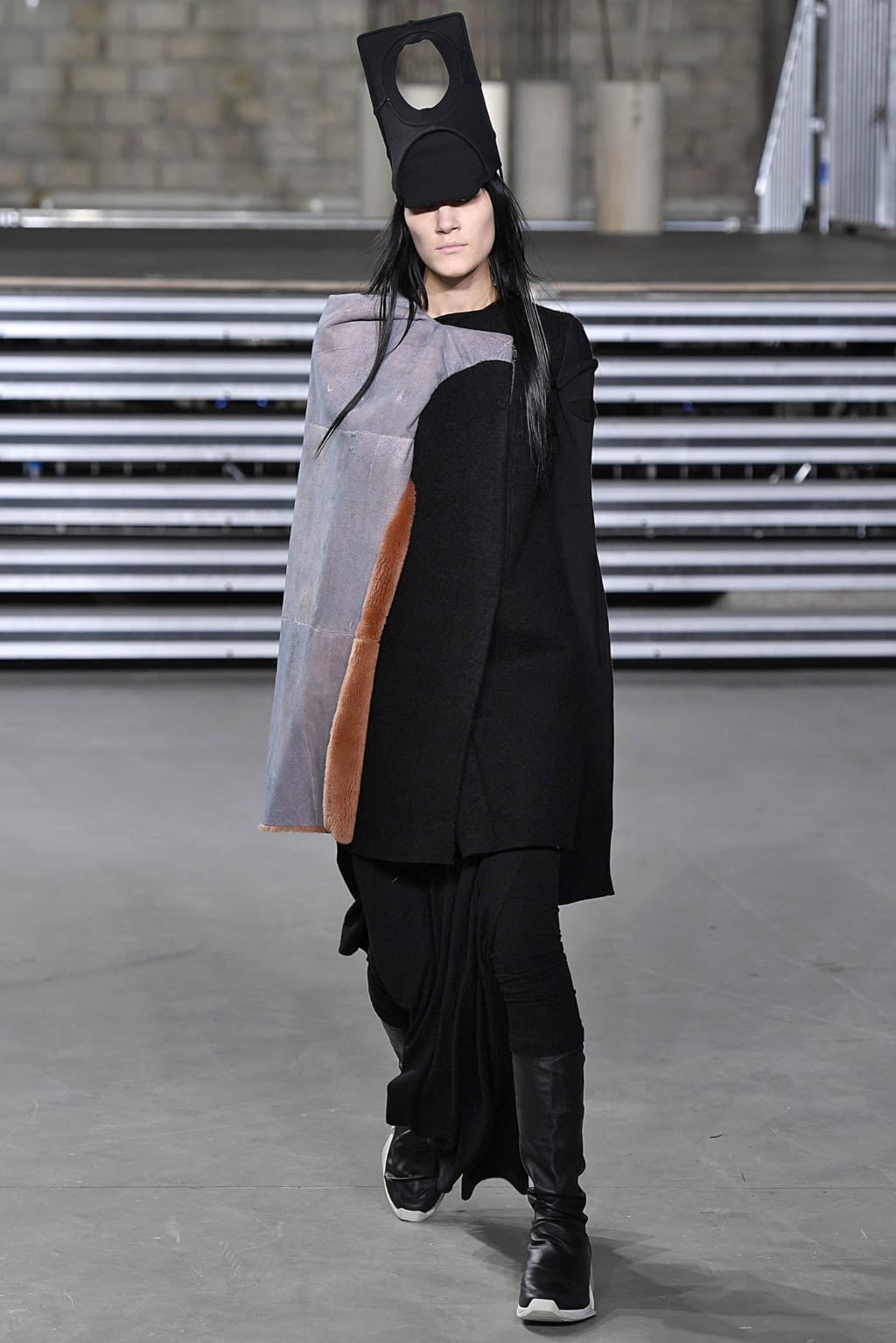 Fashion Week Paris Fall/Winter 2017 look 39 from the Rick Owens collection 女装