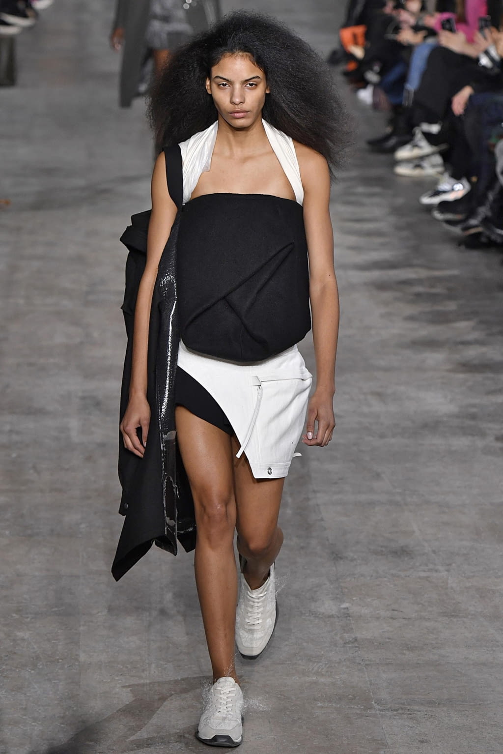 Fashion Week Paris Fall/Winter 2018 look 27 from the Rick Owens collection womenswear