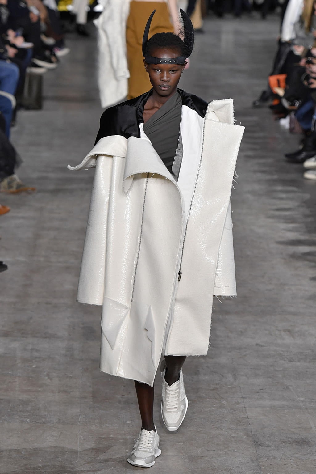 Fashion Week Paris Fall/Winter 2018 look 31 from the Rick Owens collection 女装
