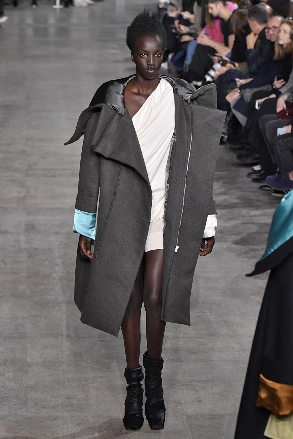 Fashion Week Paris Fall/Winter 2018 look 40 from the Rick Owens collection 女装