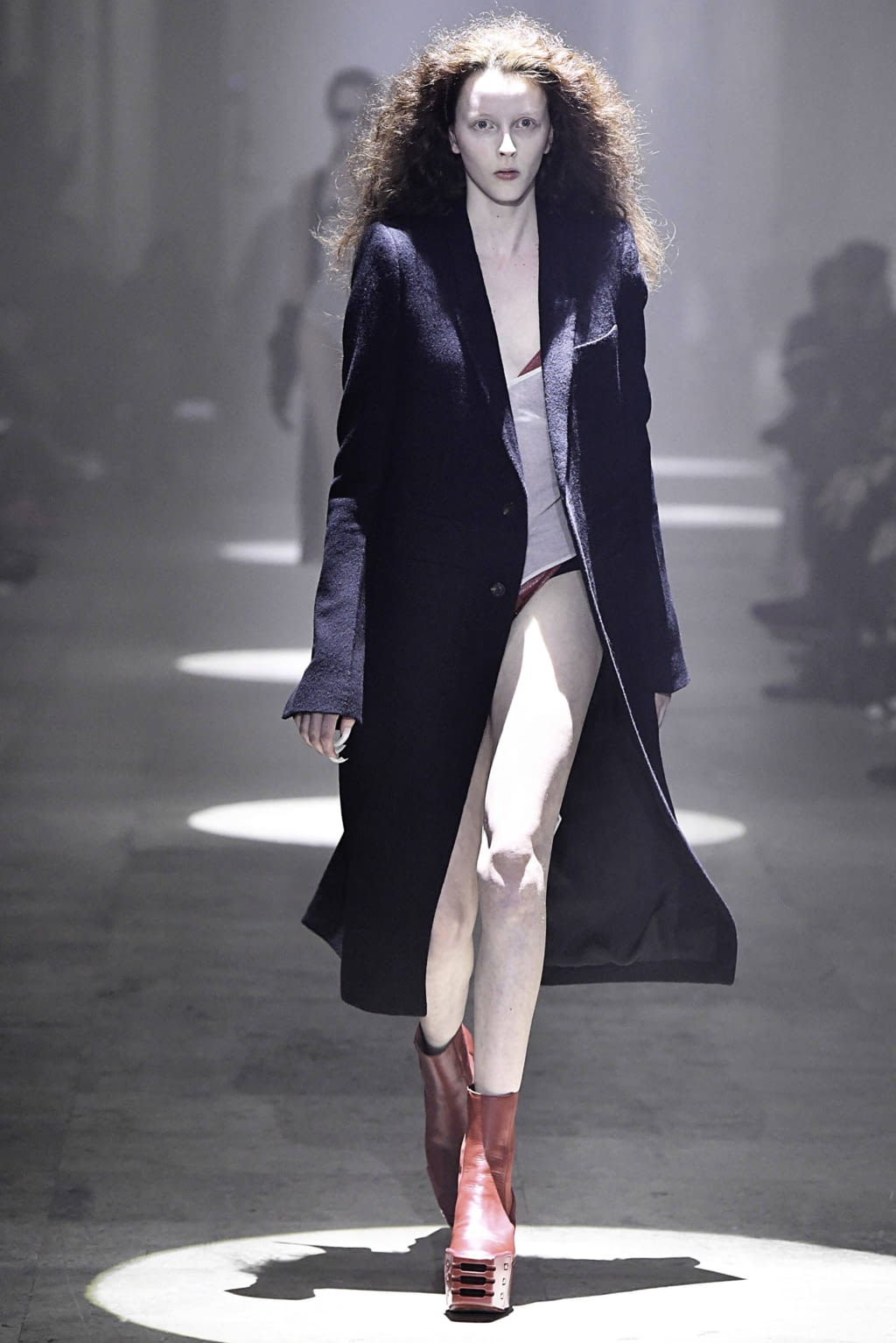Fashion Week Paris Fall/Winter 2019 look 2 de la collection Rick Owens womenswear