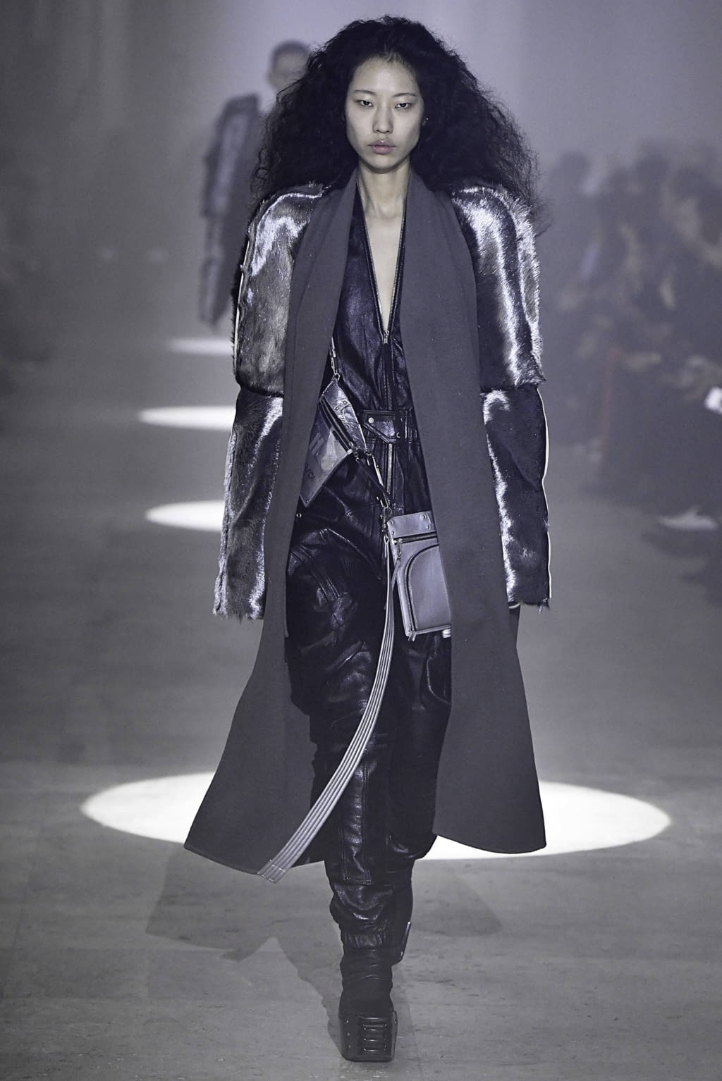 Fashion Week Paris Fall/Winter 2019 look 11 from the Rick Owens collection 女装