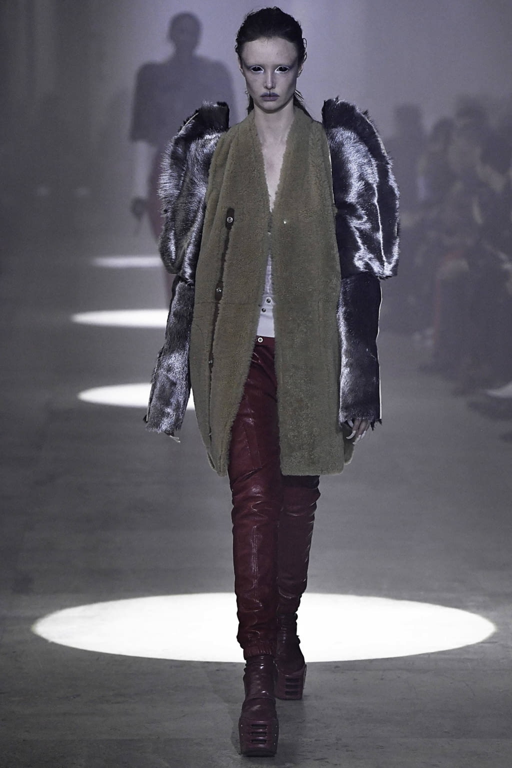 Fashion Week Paris Fall/Winter 2019 look 14 from the Rick Owens collection 女装