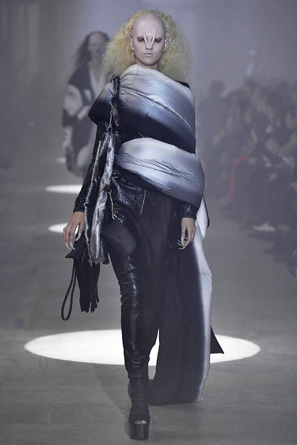 Fashion Week Paris Fall/Winter 2019 look 17 from the Rick Owens collection 女装