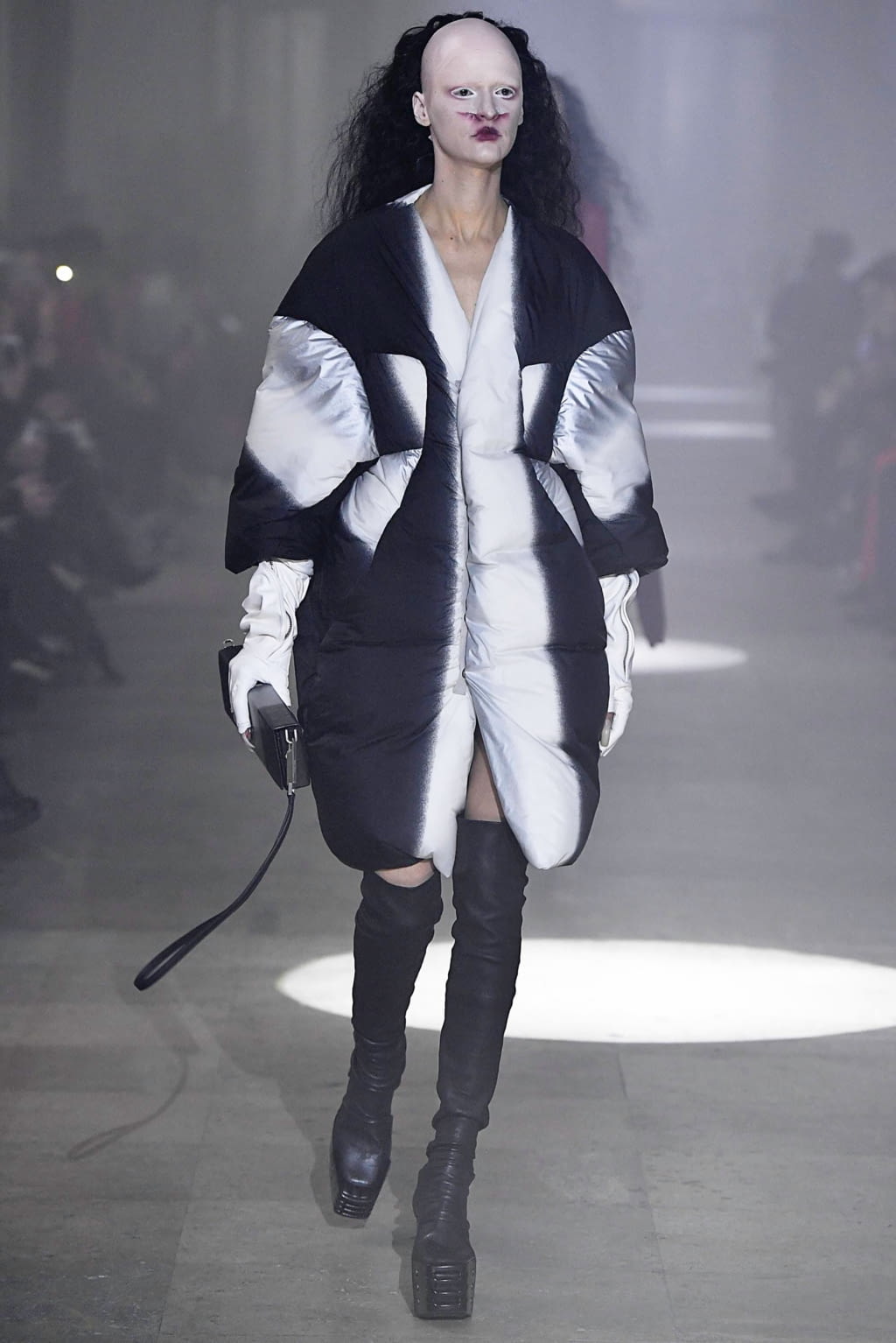 Fashion Week Paris Fall/Winter 2019 look 18 from the Rick Owens collection 女装