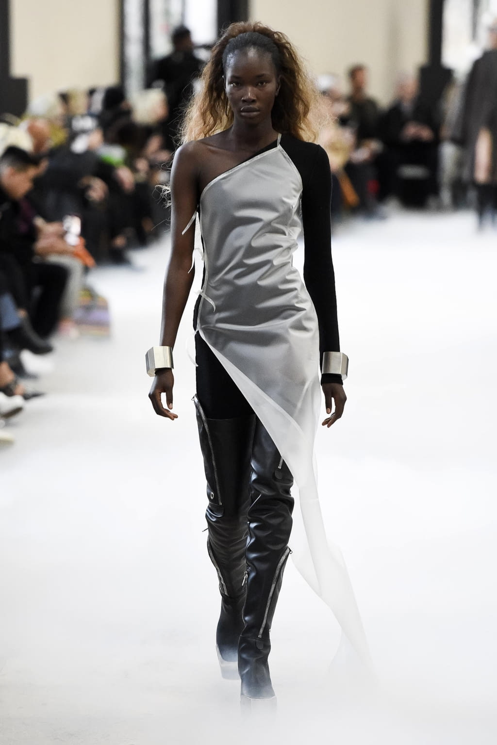 Fashion Week Paris Fall/Winter 2020 look 4 from the Rick Owens collection 女装