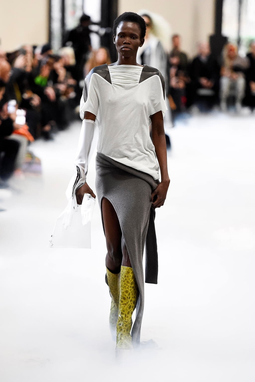 Fashion Week Paris Fall/Winter 2020 look 6 from the Rick Owens collection 女装
