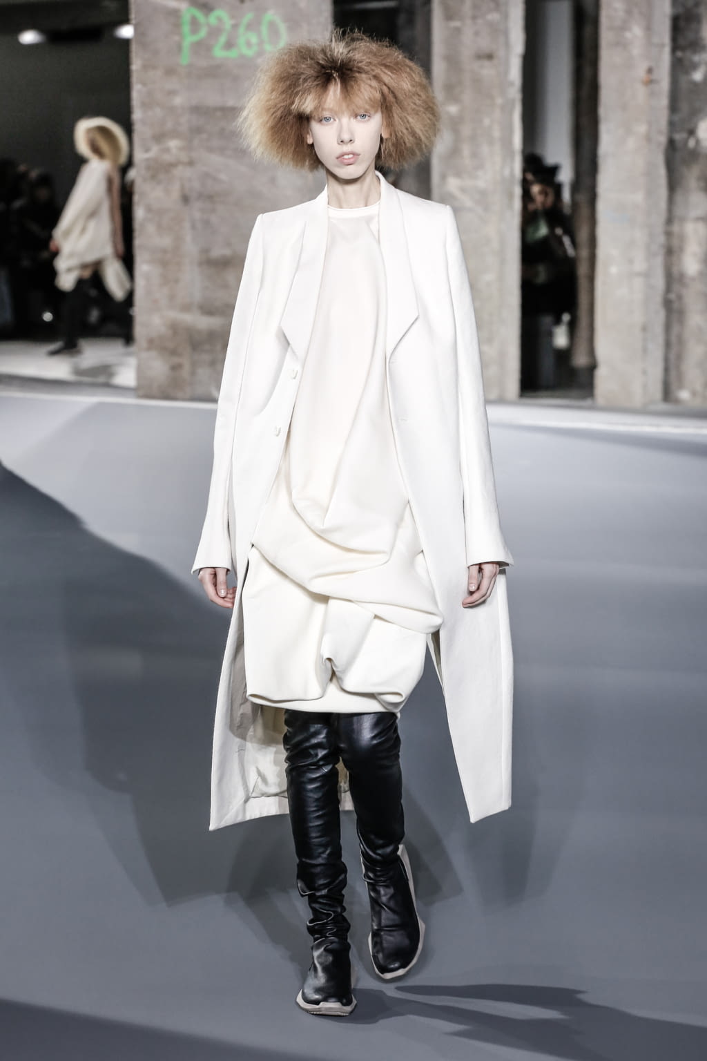 Fashion Week Paris Fall/Winter 2016 look 1 from the Rick Owens collection 女装