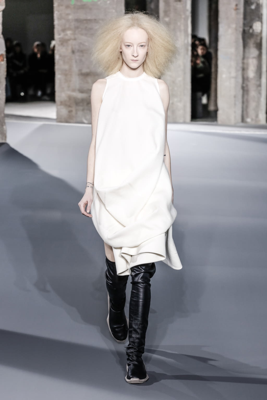 Fashion Week Paris Fall/Winter 2016 look 2 from the Rick Owens collection womenswear