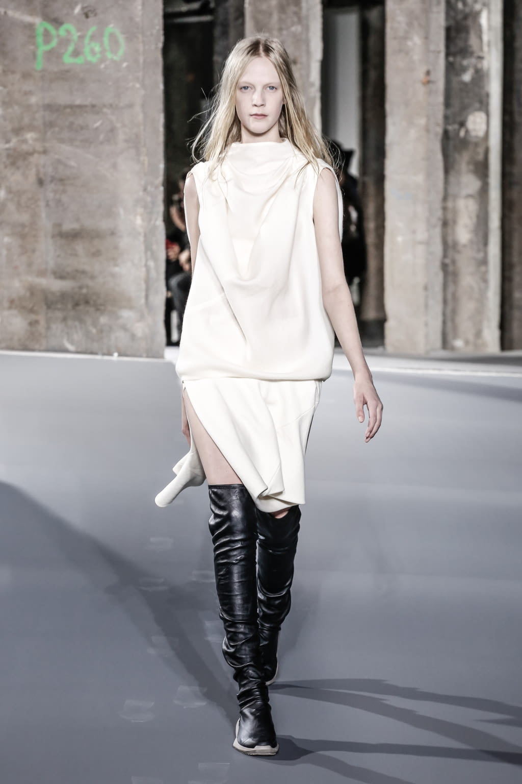 Fashion Week Paris Fall/Winter 2016 look 3 from the Rick Owens collection 女装