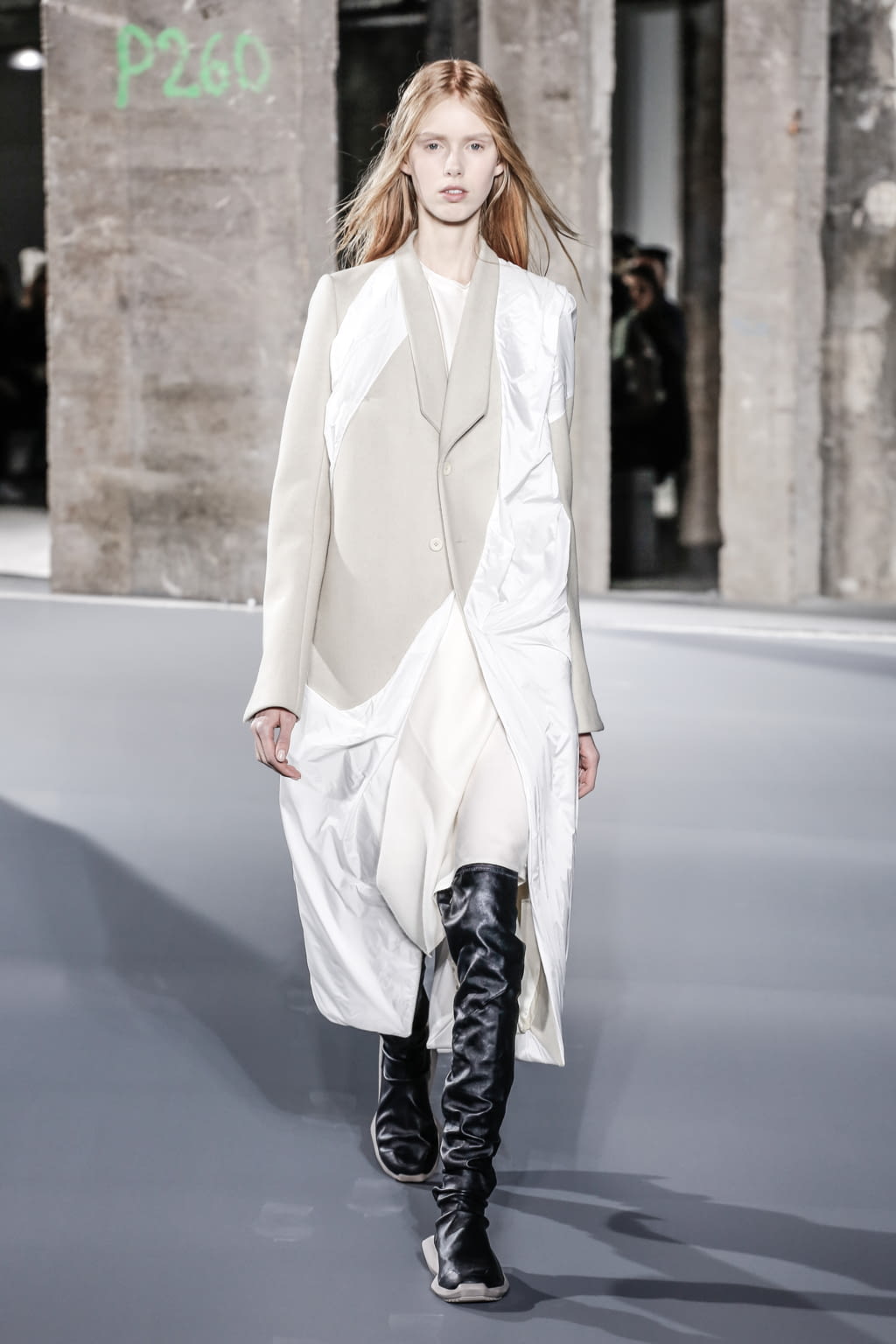 Fashion Week Paris Fall/Winter 2016 look 4 from the Rick Owens collection 女装
