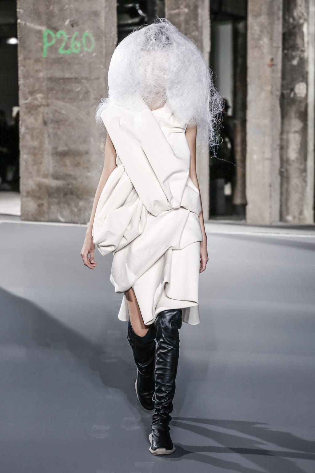 Fashion Week Paris Fall/Winter 2016 look 5 de la collection Rick Owens womenswear