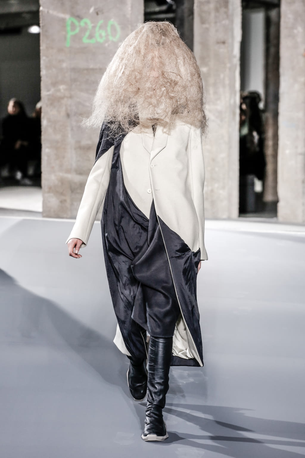 Fashion Week Paris Fall/Winter 2016 look 6 from the Rick Owens collection womenswear