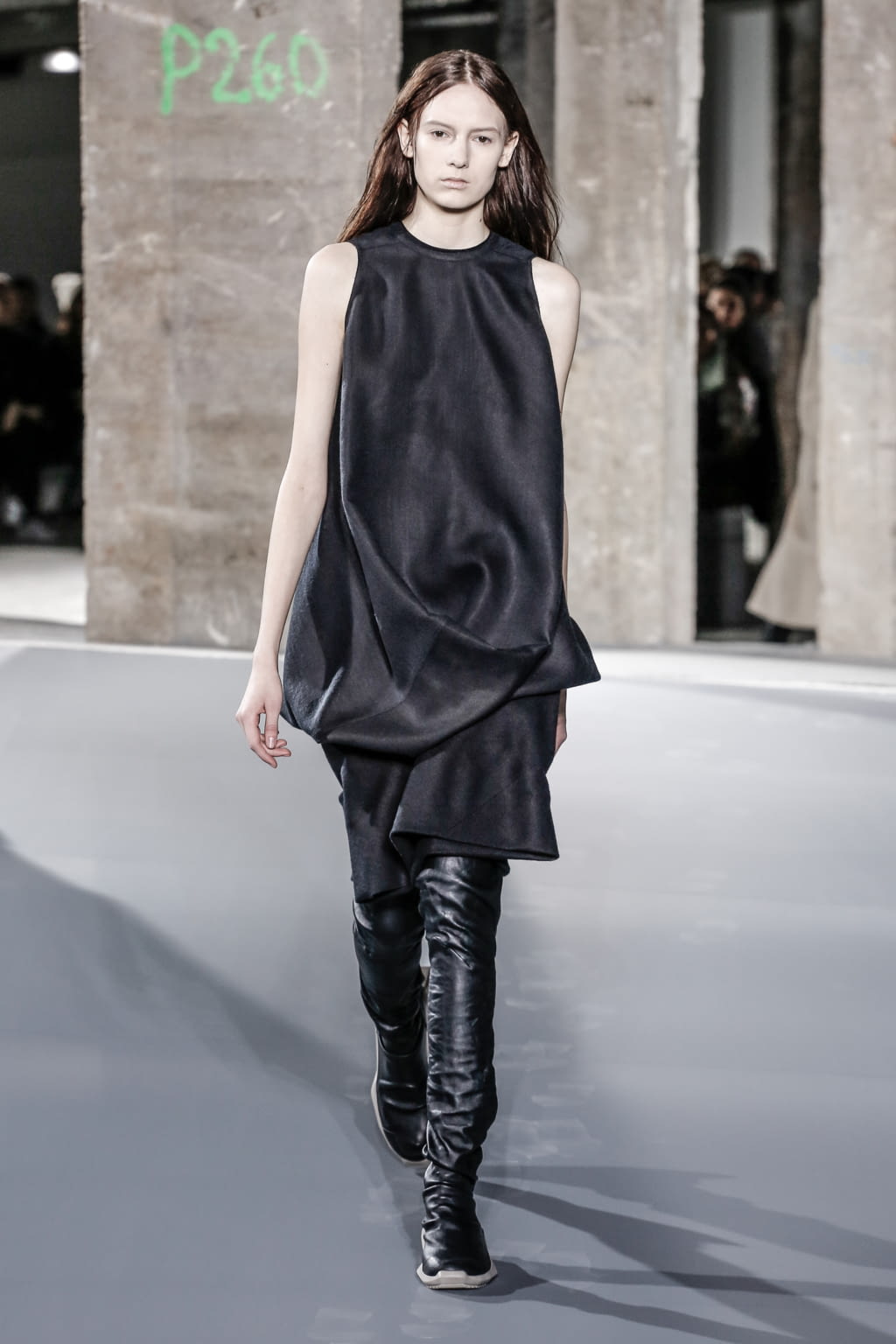 Fashion Week Paris Fall/Winter 2016 look 7 from the Rick Owens collection 女装