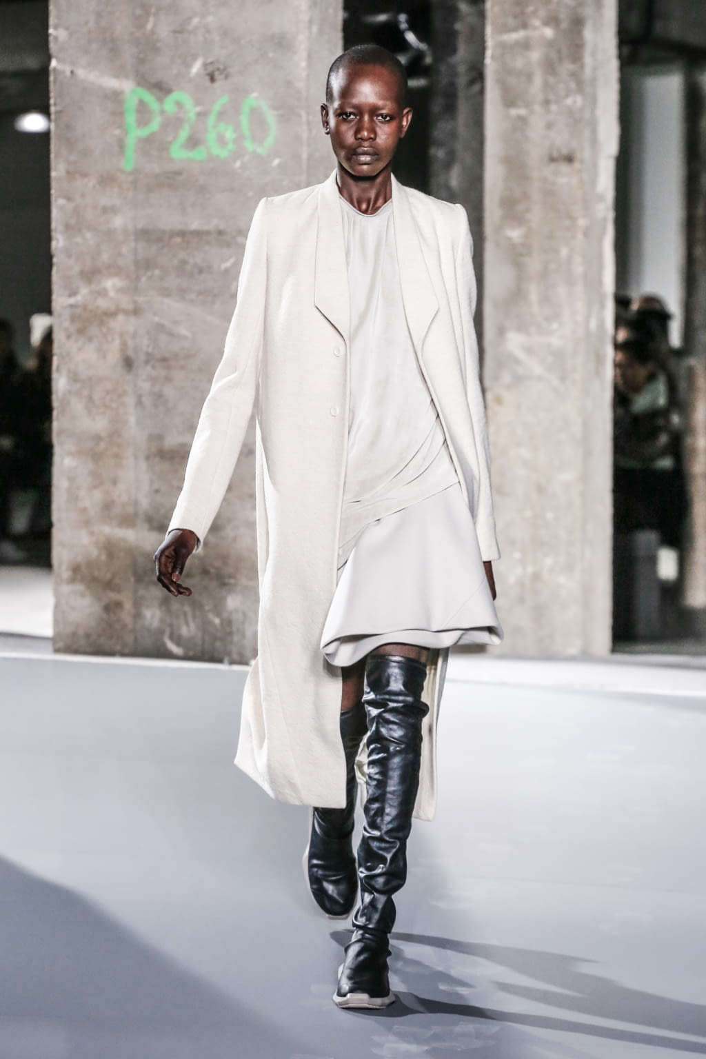 Fashion Week Paris Fall/Winter 2016 look 8 de la collection Rick Owens womenswear