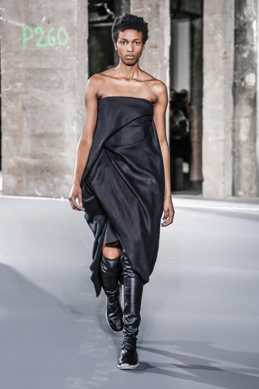 Fashion Week Paris Fall/Winter 2016 look 9 from the Rick Owens collection 女装