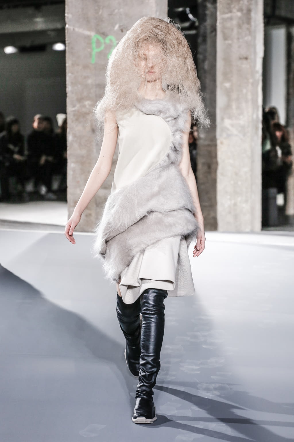 Fashion Week Paris Fall/Winter 2016 look 11 from the Rick Owens collection 女装