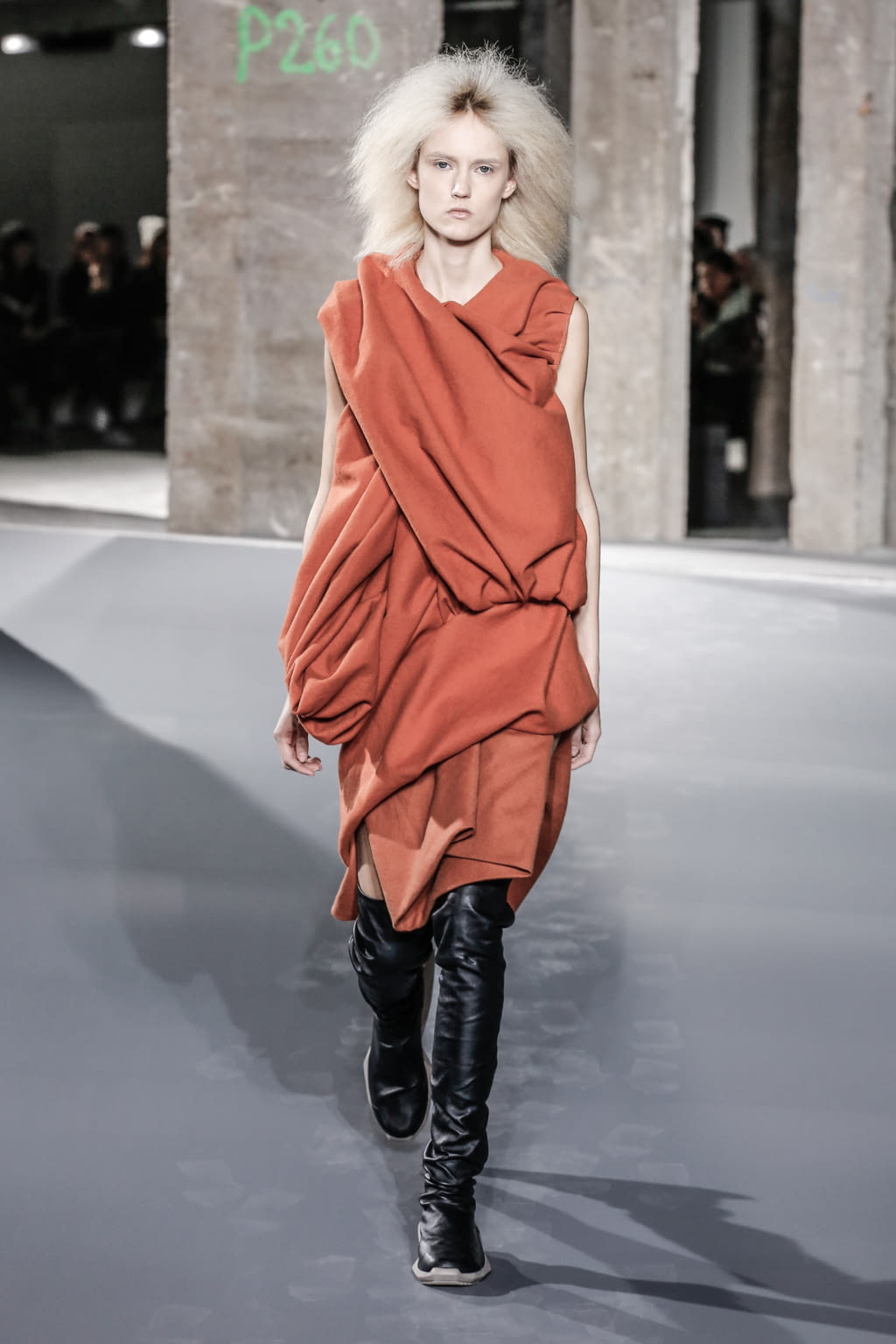 Fashion Week Paris Fall/Winter 2016 look 30 from the Rick Owens collection 女装
