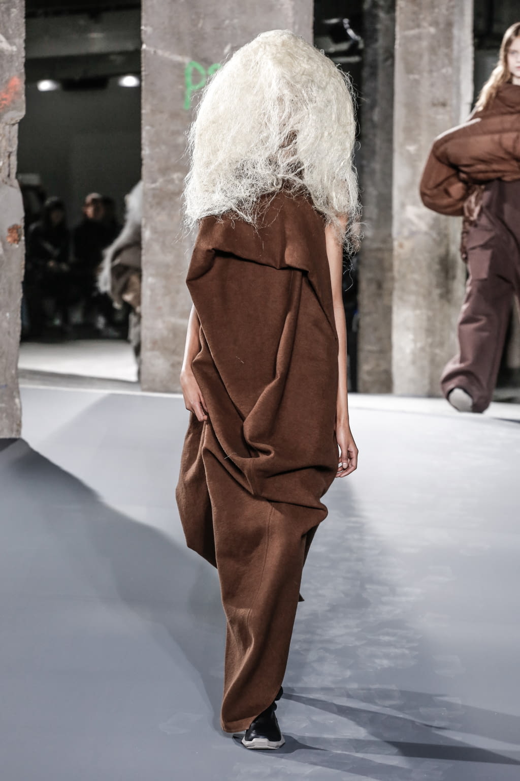 Fashion Week Paris Fall/Winter 2016 look 37 from the Rick Owens collection womenswear