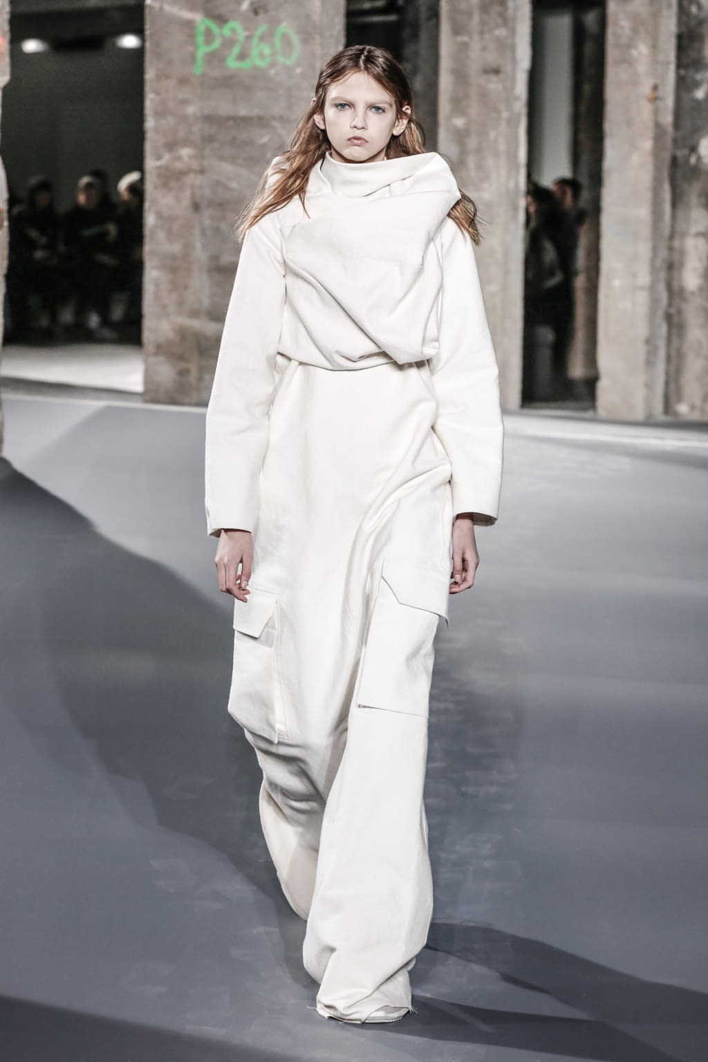 Fashion Week Paris Fall/Winter 2016 look 41 from the Rick Owens collection 女装