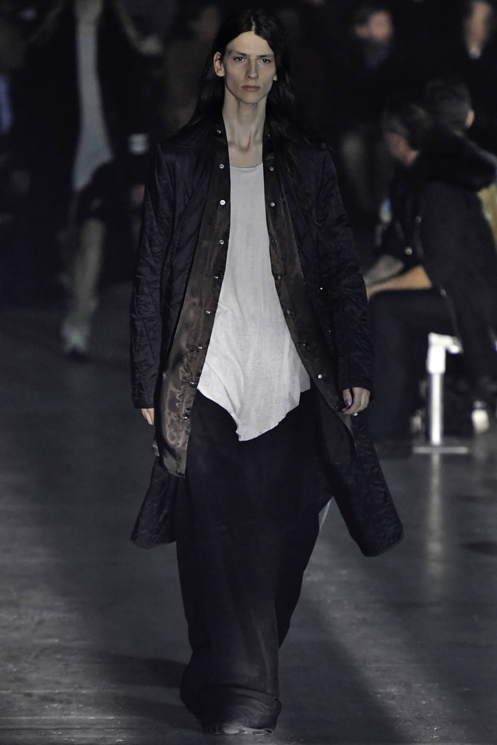 Fashion Week Paris Fall/Winter 2019 look 2 from the Rick Owens collection 男装