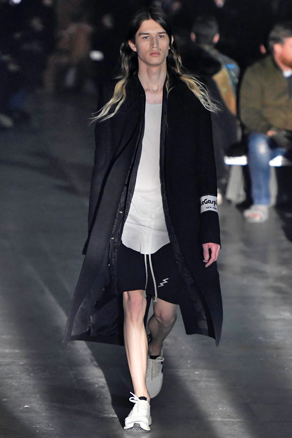 Fashion Week Paris Fall/Winter 2019 look 3 from the Rick Owens collection 男装