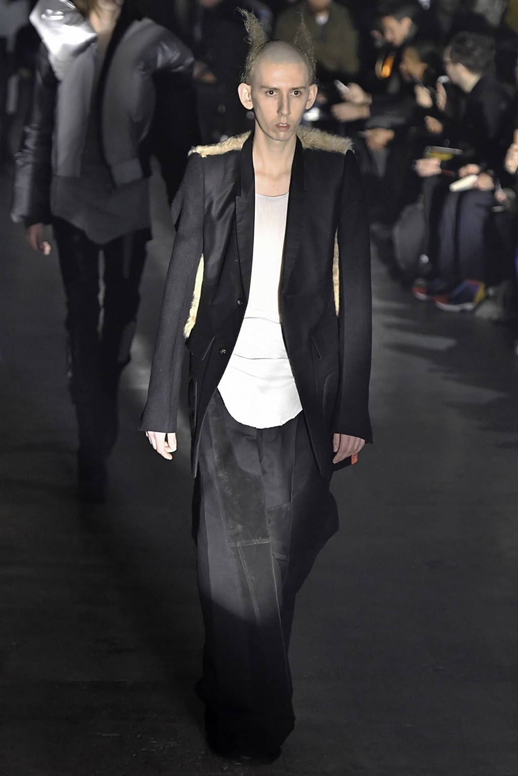Fashion Week Paris Fall/Winter 2019 look 14 from the Rick Owens collection 男装