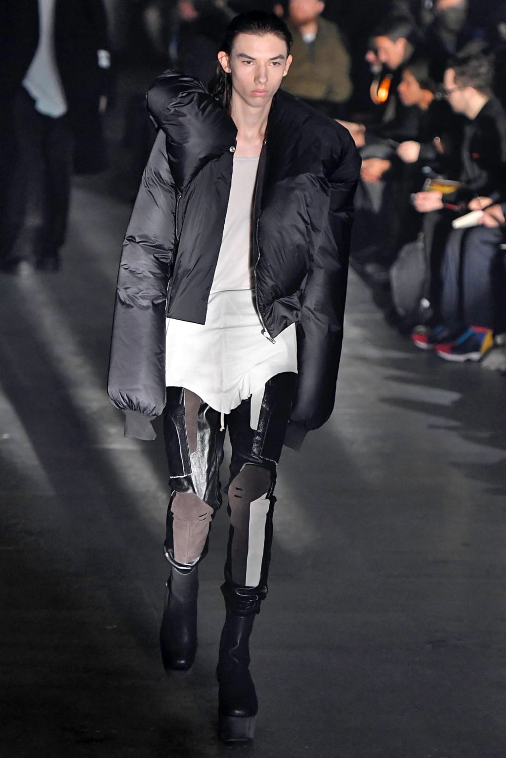 Fashion Week Paris Fall/Winter 2019 look 16 from the Rick Owens collection 男装