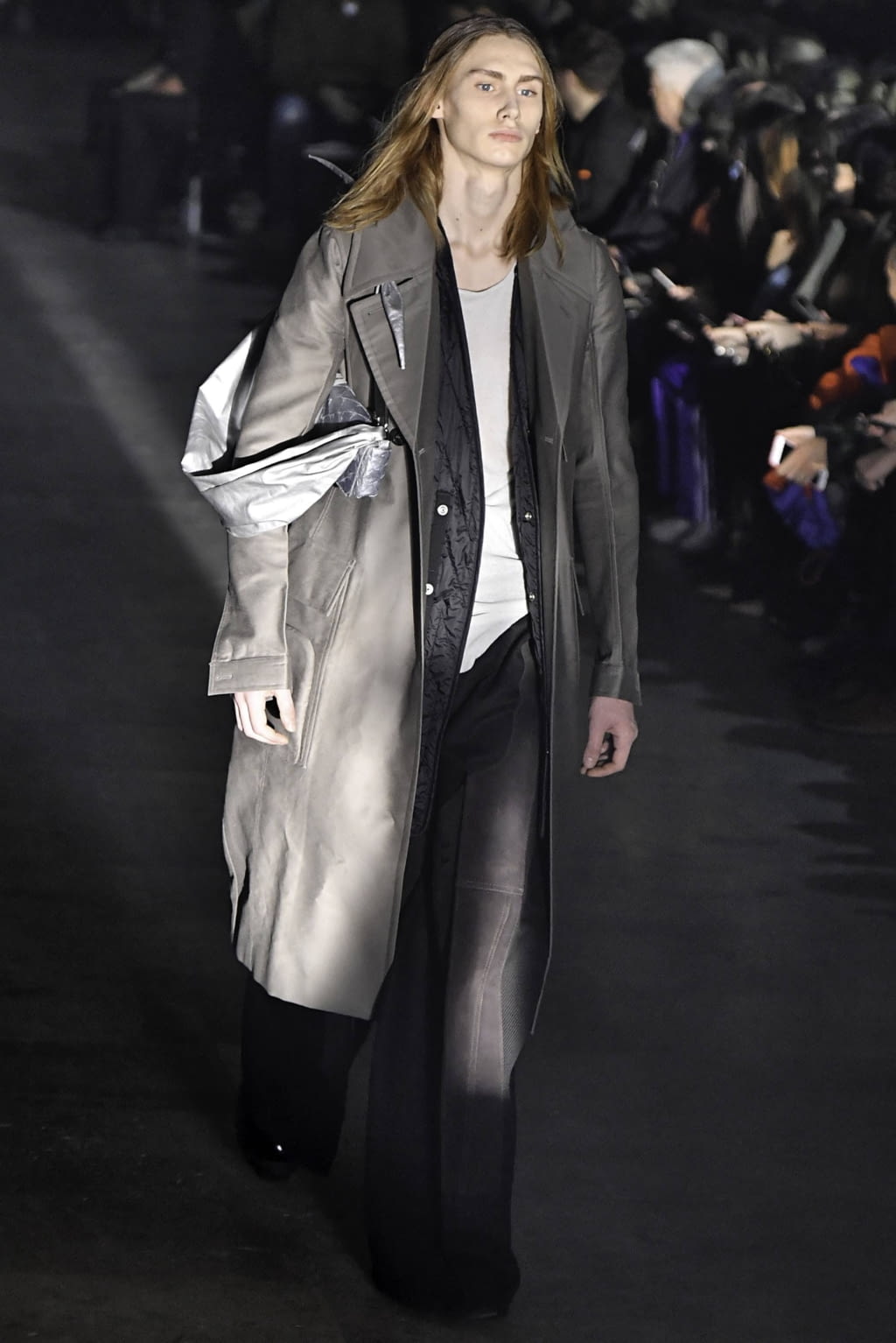 Fashion Week Paris Fall/Winter 2019 look 19 from the Rick Owens collection 男装