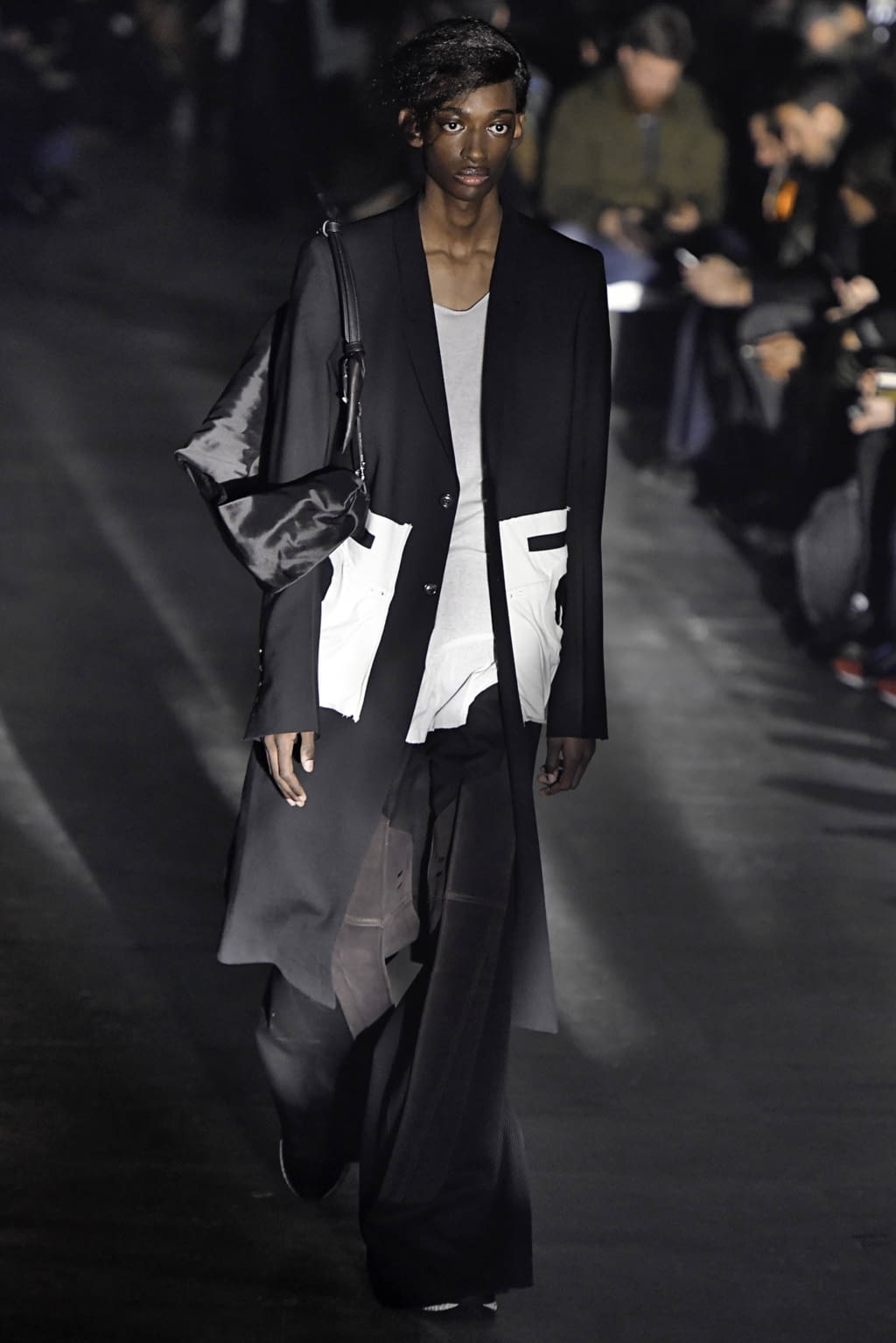 Fashion Week Paris Fall/Winter 2019 look 31 from the Rick Owens collection 男装