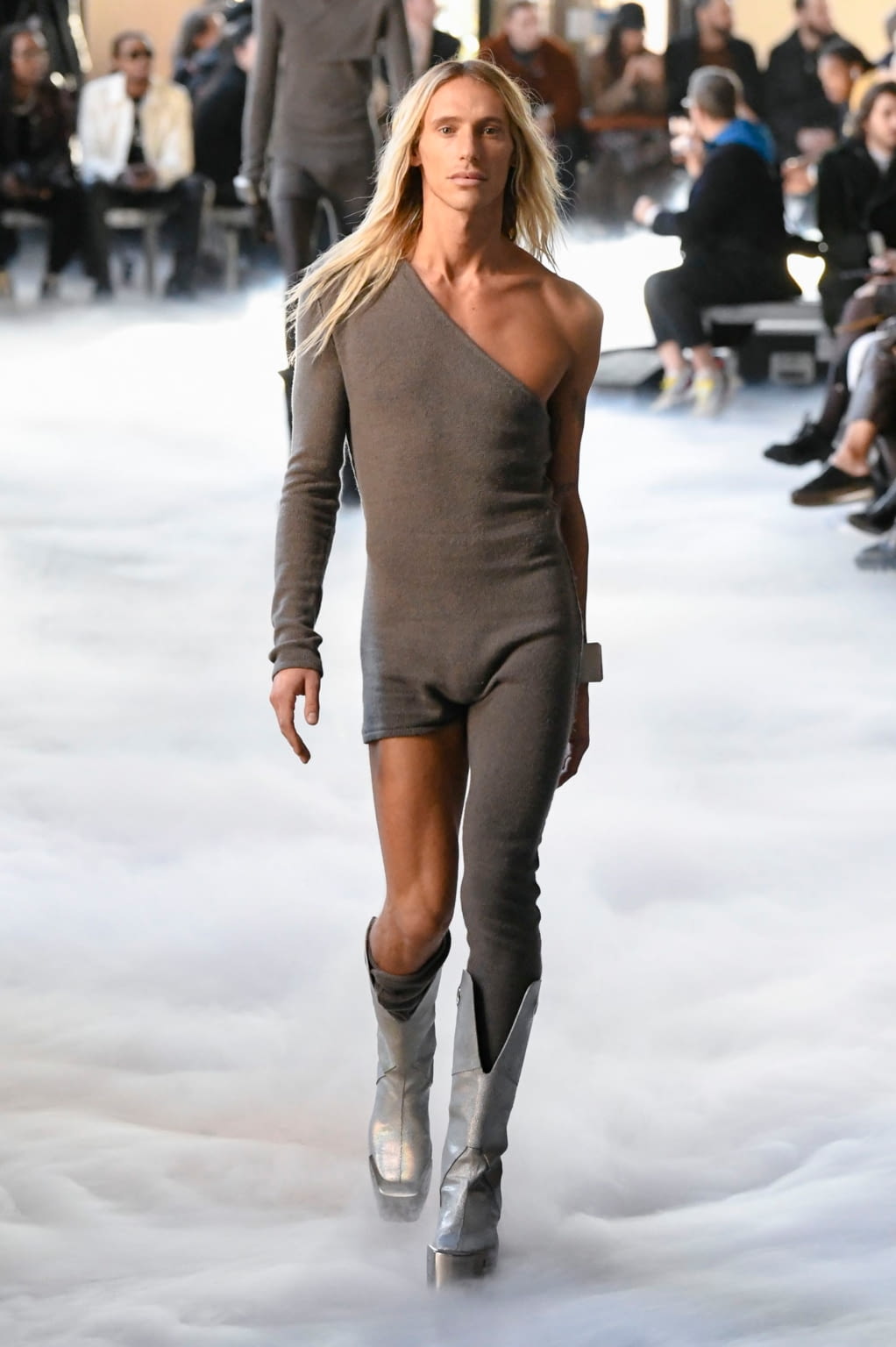 Fashion Week Paris Fall/Winter 2020 look 1 de la collection Rick Owens menswear