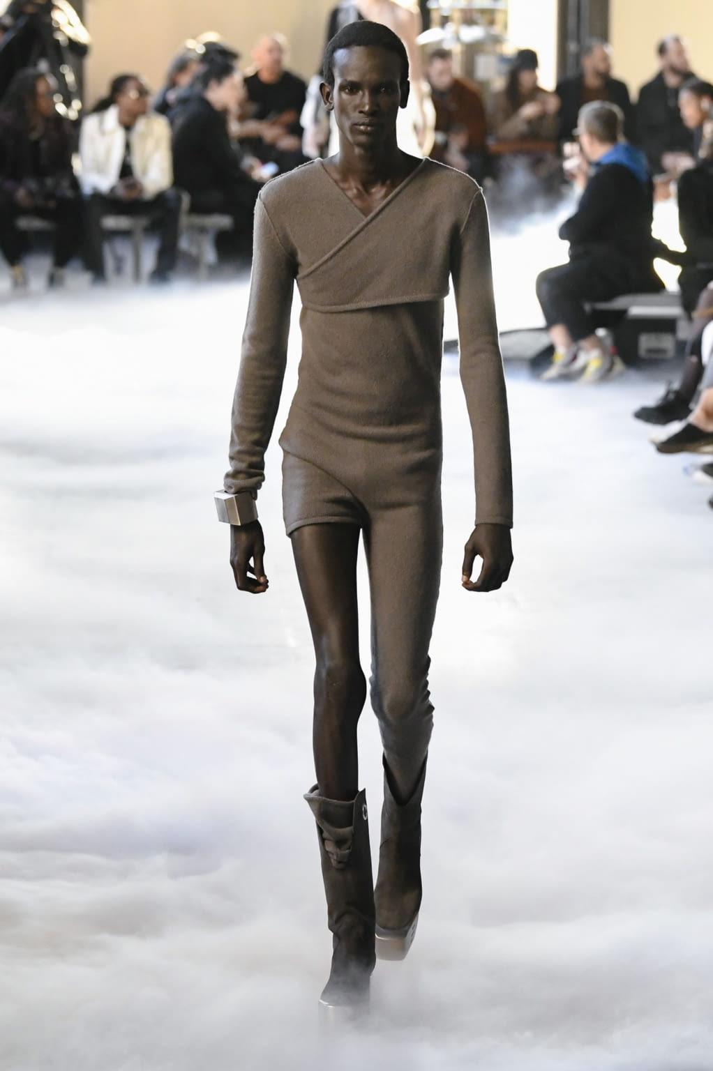 Fashion Week Paris Fall/Winter 2020 look 2 de la collection Rick Owens menswear