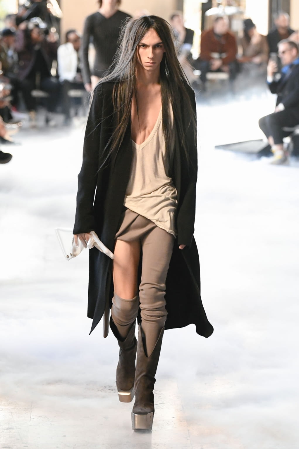Fashion Week Paris Fall/Winter 2020 look 7 from the Rick Owens collection 男装