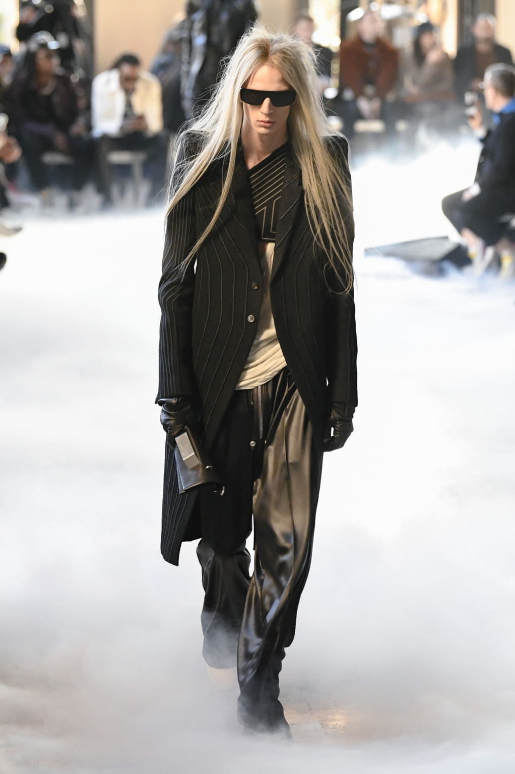 Fashion Week Paris Fall/Winter 2020 look 22 from the Rick Owens collection 男装