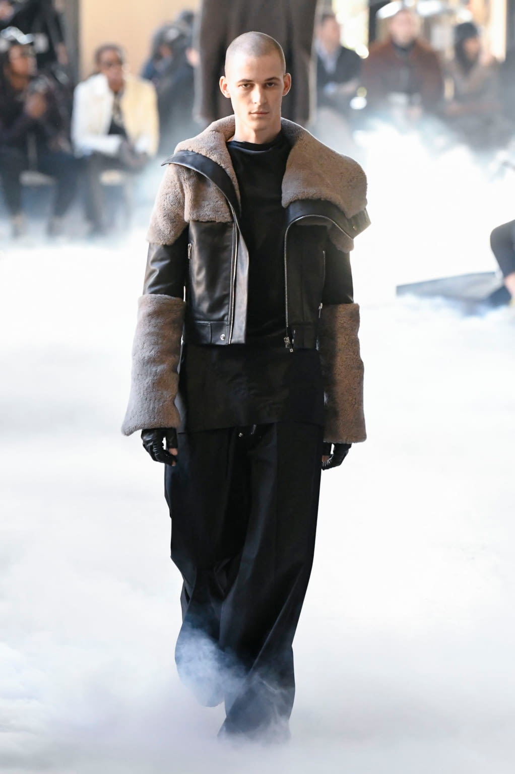 Fashion Week Paris Fall/Winter 2020 look 38 from the Rick Owens collection 男装