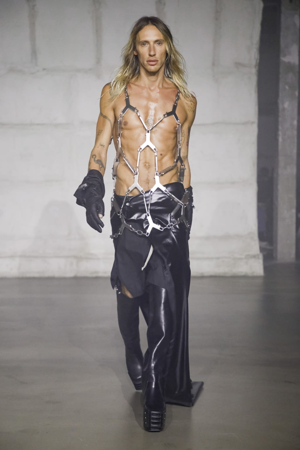 Fashion Week Paris Fall/Winter 2022 look 1 from the Rick Owens collection 男装
