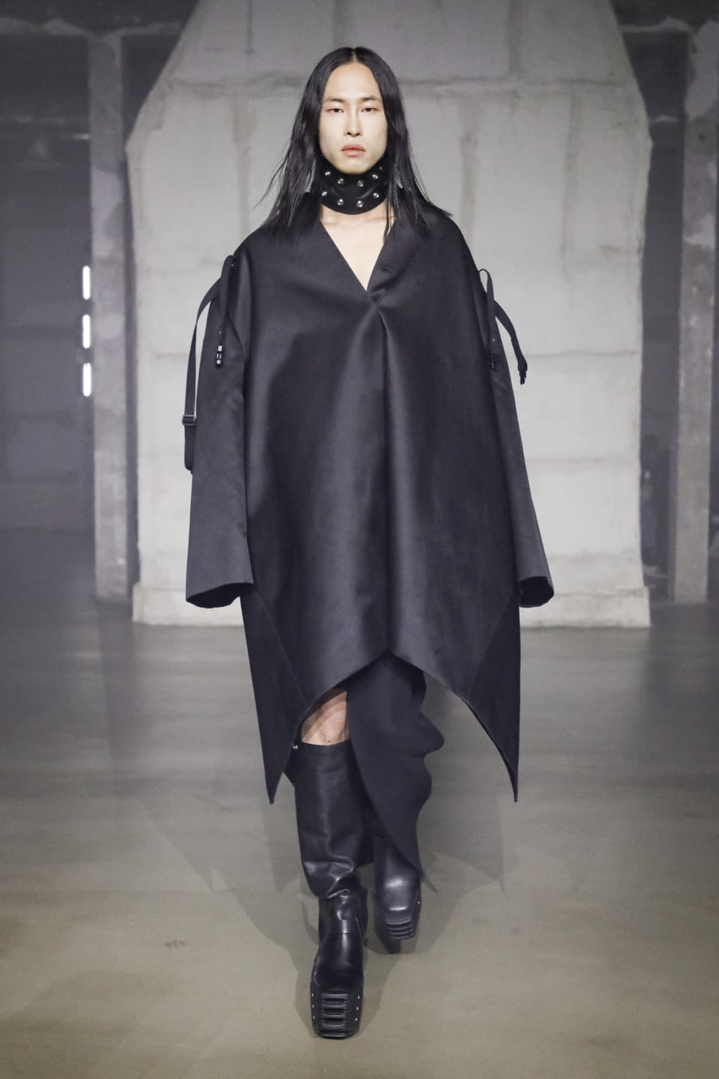 Fashion Week Paris Fall/Winter 2022 look 2 from the Rick Owens collection menswear
