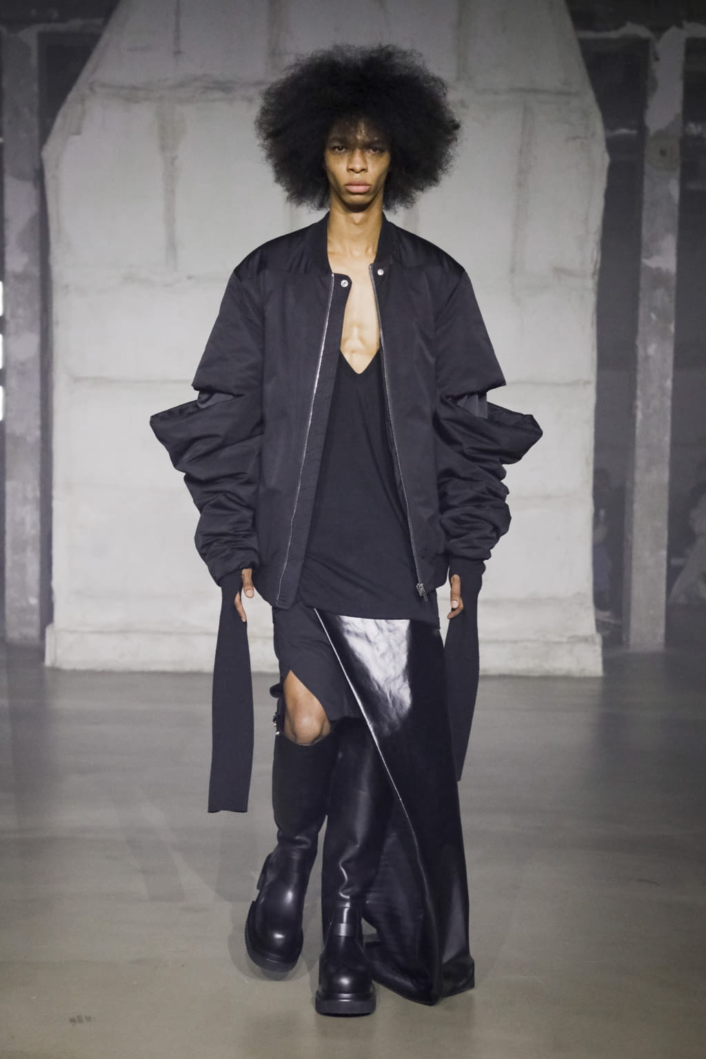 Fashion Week Paris Fall/Winter 2022 look 3 from the Rick Owens collection menswear