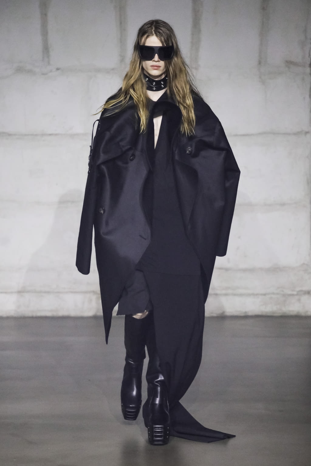 Fashion Week Paris Fall/Winter 2022 look 4 from the Rick Owens collection menswear