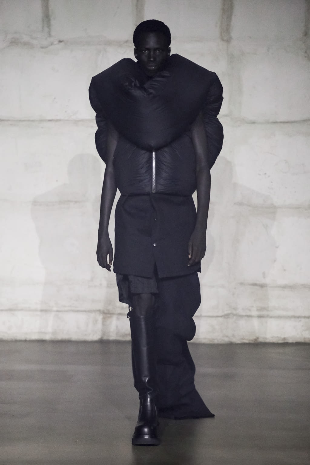 Fashion Week Paris Fall/Winter 2022 look 5 from the Rick Owens collection menswear